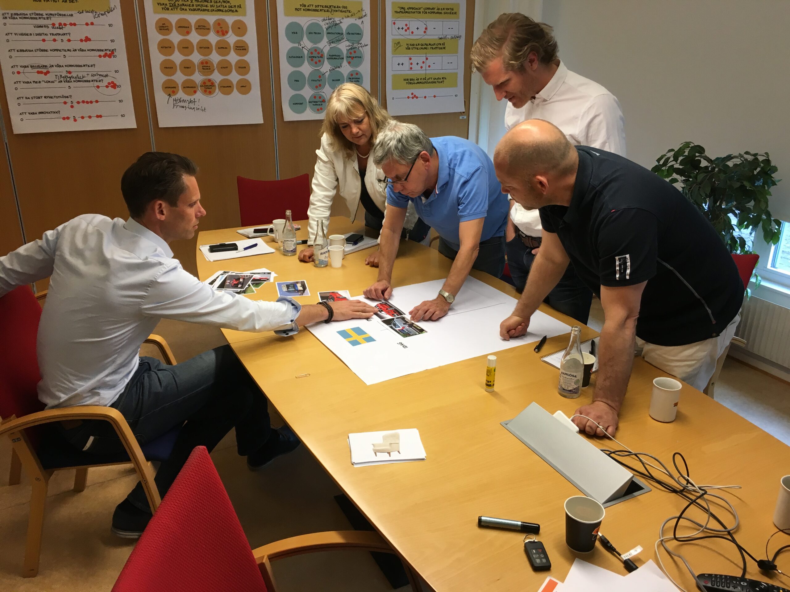 Ledningsgrupp arbetar runt ett bord under en workshop